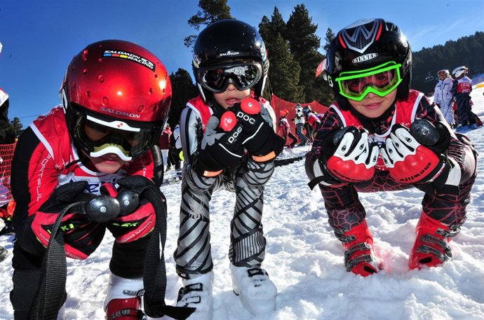 Niños Esquiadores En Candanchú