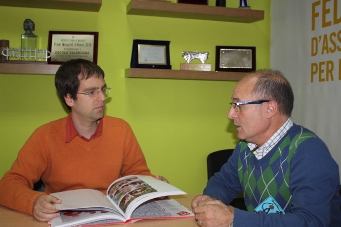 Bromera Y Escola Valenciana Renuevan Su Colaboración