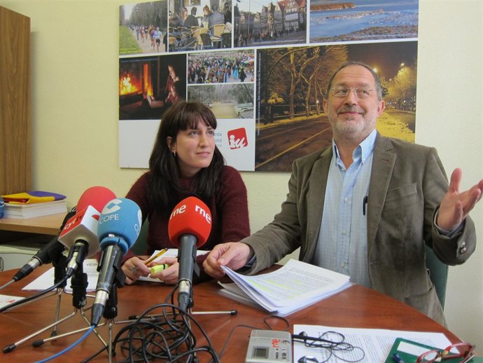 Los Concejales De IU María Sánchez Y Manuel Saravia