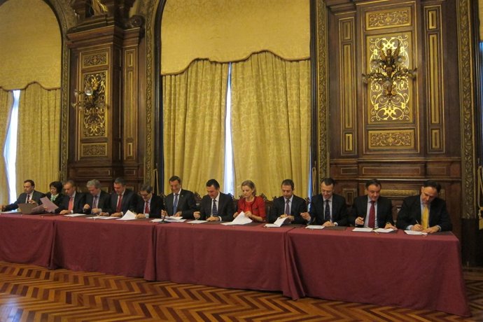 El Diputado General, José Luis Bilbao, Y Los Representantes De Las Entidades.