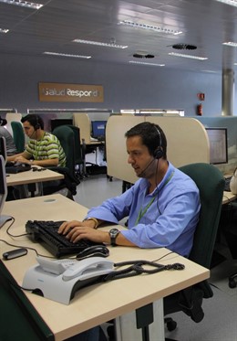 Un Operario Del Servicio 'Salud Responde'