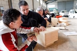 Voluntarios Construyen Cajas De Madera Para Murciélagos
