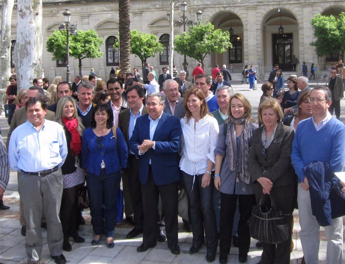 El Alcalde De Sevilla, Juan Ignacio Zoido, Con Sus Compañeros Del PP