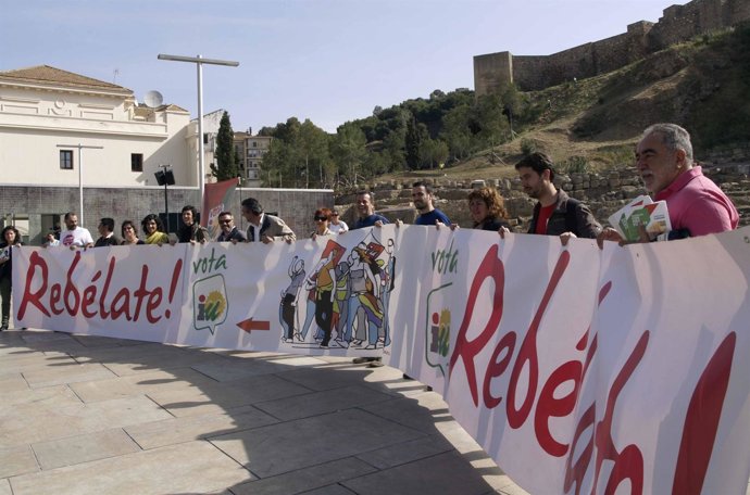 Castro Y Otros Cargos De IU Sostienen La Pancarta De La Campaña        