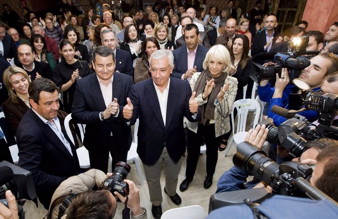 JAVIER ARENAS CON ANTONIO SANZ Y TEOFILA MARTINEZ EN UN MITIN EN UN CENTRO COMER