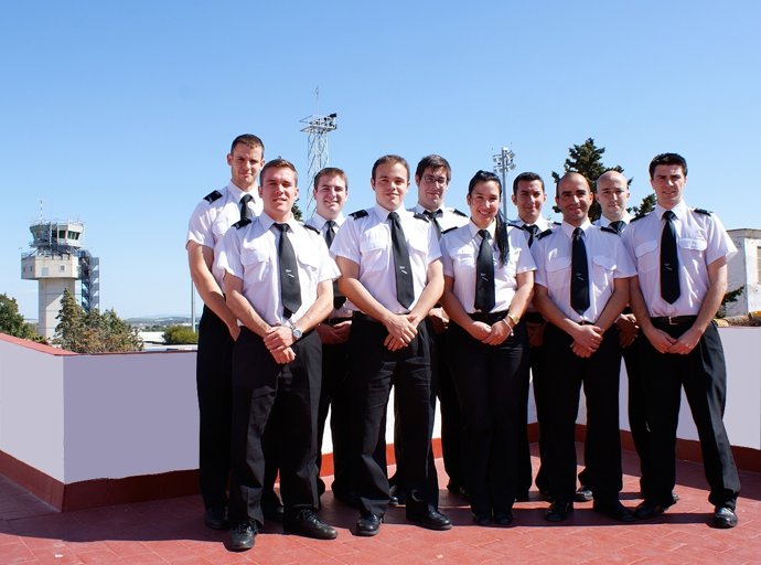 Los Graduados De La Primera Promoción Del Curso De Controladores Aéreos