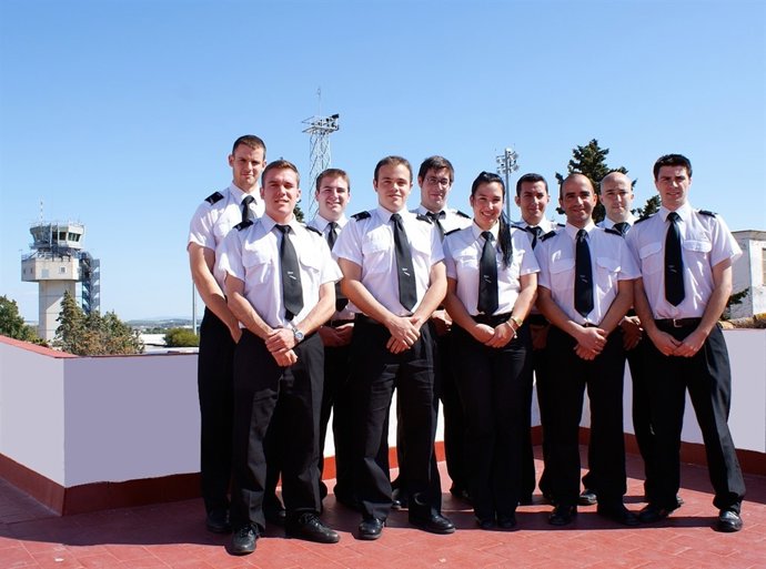 Los Gruados De La Primera Promoción Del Curso De Controladores Aéreos