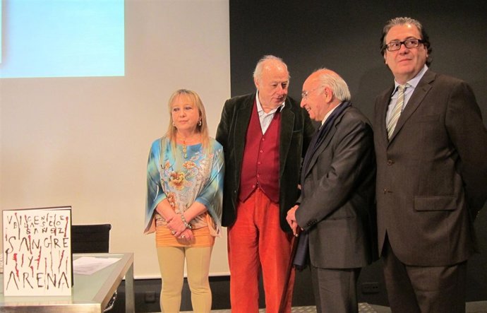 Arroyo Y Brines, En El Centro, Dialogan En La Presentación De 'Sangre Y Arena'