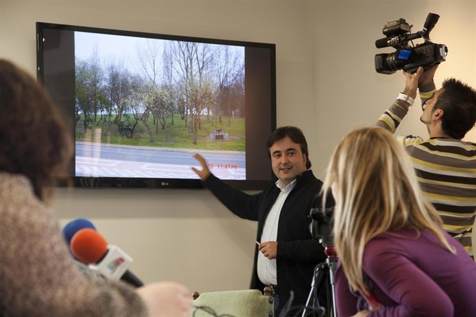 Movellán Presentando El Proyecto De La Punta Parayas