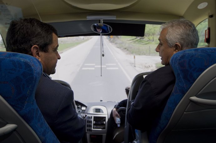  JAVIER ARENAS EN EL BUS DEL PP CAMINO DE OLVERA 