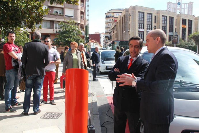El Alcalde Y El Responsable De EON En La Puesta En Marcha Del Punto De Recarga