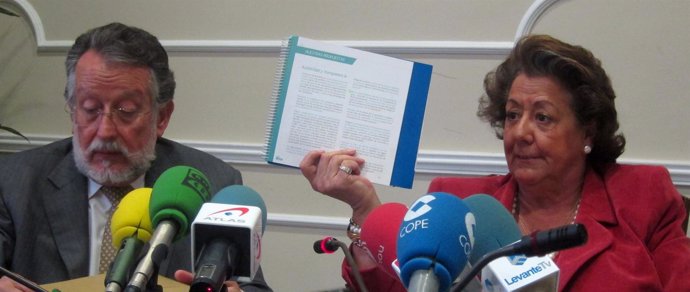 Rita Barberá muestra su programa electoral junto a Grau en la rueda de prensa.