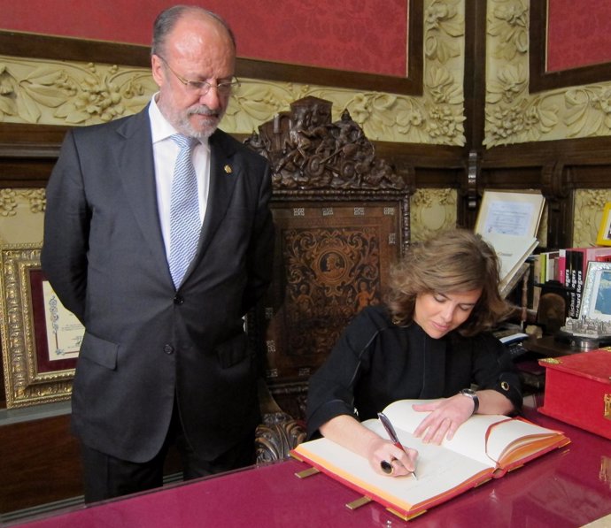 Sáenz De Santamaría Firma En El Libro De Honor Ante La Mirada Del Alcalde.