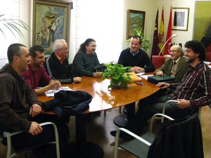 El Concejal De Tráfico Y Transportes, Javier Iniesta En Una Reunión Con Latbus