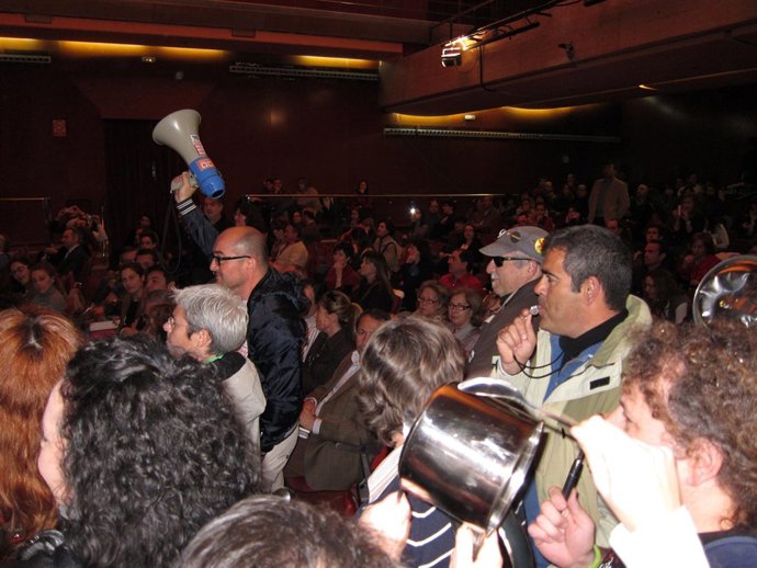 Los Manifestantes Irrumpen En La Escuela Superior De Arte Dramático