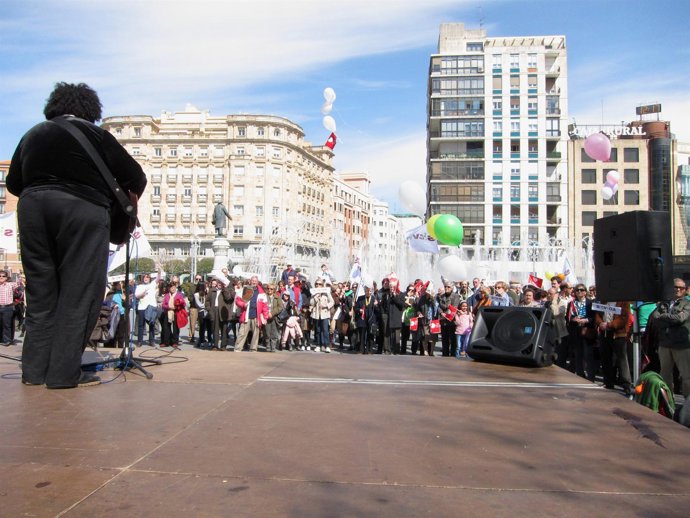 Asistentes Al Acto En Defensa De La Vida Escuchan Una Actuación Musical