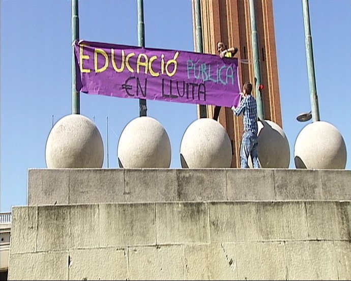 Cuelgan Una Pancarta A Favor De La Educación Pública En Barcelona