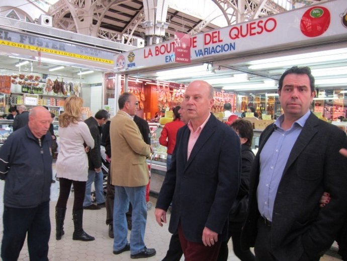 Buch Durante La Visita Al Mercado Central De Valencia