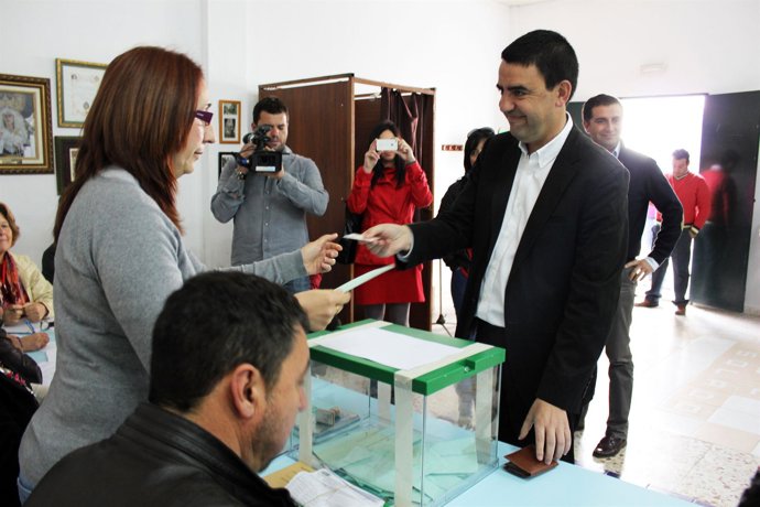 Jiménez Ejerciendo Su Derecho Al Voto