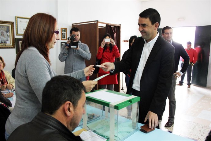 Jiménez Ejerciendo Su Derecho Al Voto