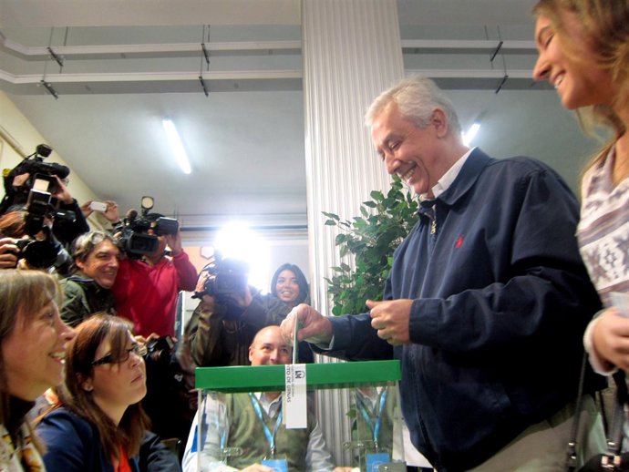El Presidente Del PP-A, Javier Arenas, Vota En Las Elecciones Andaluzas