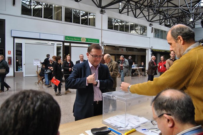 Iglesias, En El Momento De Ejercer Su Derecho Al Voto.