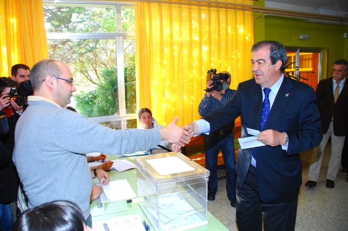 Cascos Ejerce Su Voto En Luarca.