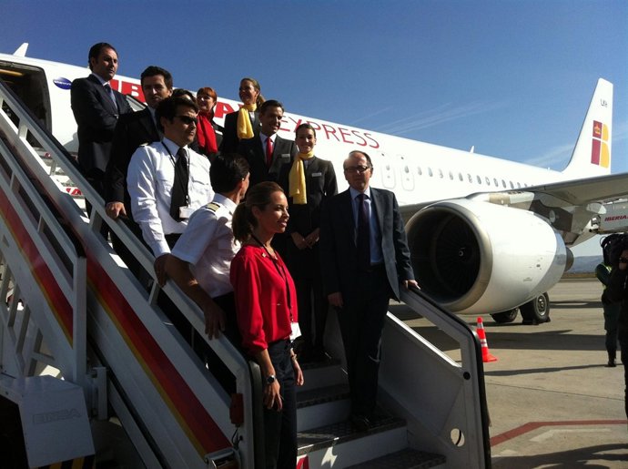 El Consejero Delegado De Iberia Express, Luis Gallego, Junto A La Tripulación