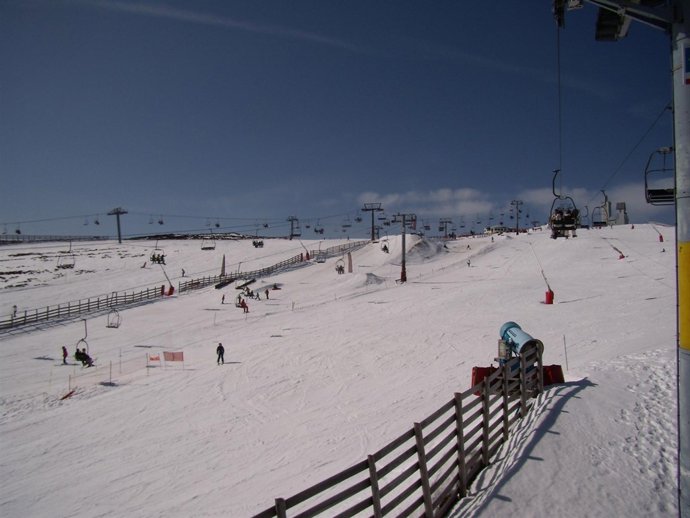 Esquiadores, En Una Pista De Valgrande-Pajares, Este Domingo.    