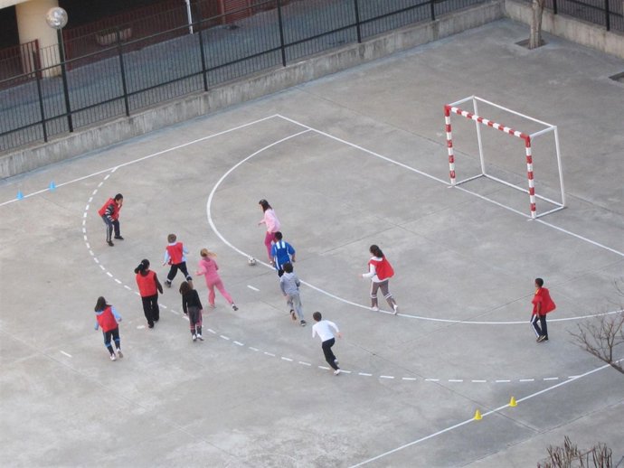 Niños En El Patio De Un Colegio