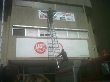 Bomberos Retiran Pancarta Relativa A La Huelga General En La Sede De UGT Sevilla