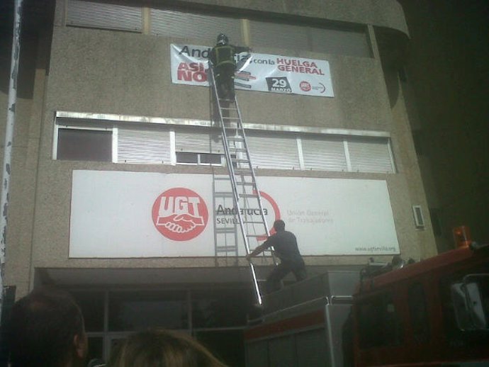 Bomberos Retiran Pancarta Relativa A La Huelga General En La Sede De UGT Sevilla
