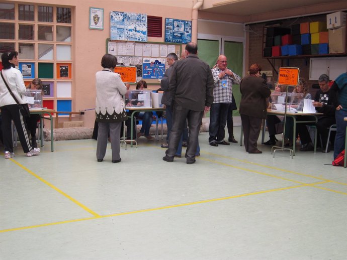 Personas Votando En Un Colegio Electoral De Zaragoza