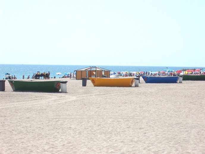 Barcas Para Hacer Moragas En La Playa Del Castillo De Fuengirola