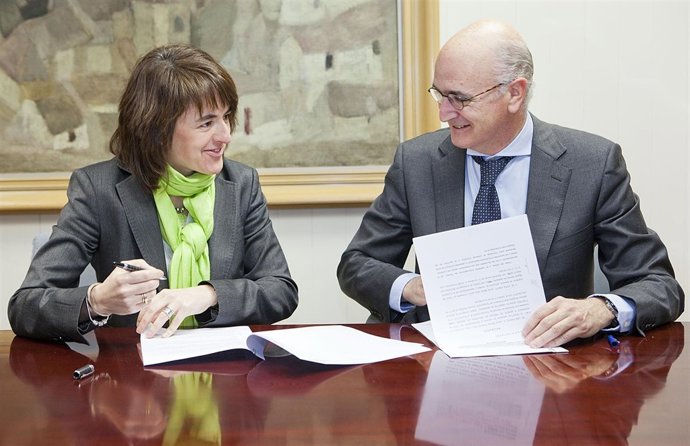 La Consejera Vera Y Pascual Durante La Firma Del Acuerdo. 