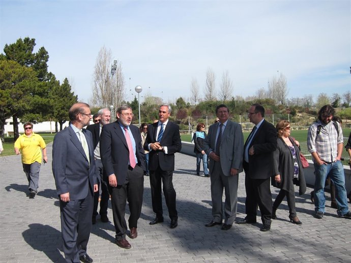 Lissavetzky Durante Una Visita A Un Polideportivo Municipal