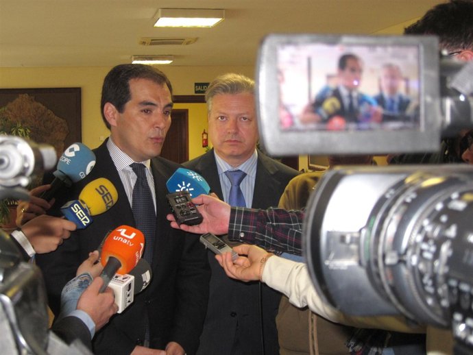 Presidente Del PP De Córdoba, José Antonio Nieto, Con Subdelegado Primo Jurado