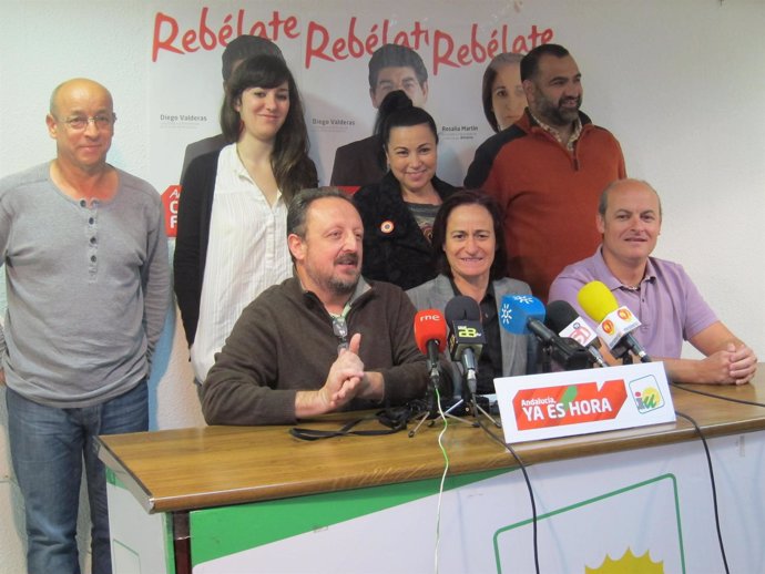 Rosalía Martín, En El Centro, Junto A Los Miembros De Su Candidatura