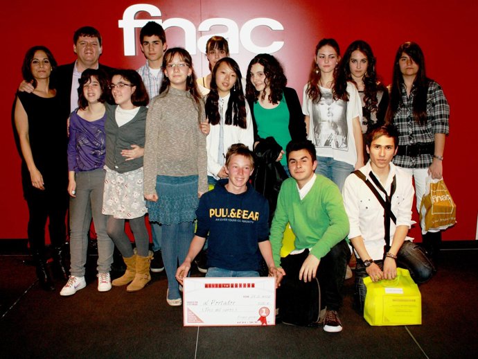 Los Ganadores Del Concurso Posan Con Miembros Del Jurado