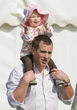 Savannah Phillips A Hombros De Su Padre, Peter 