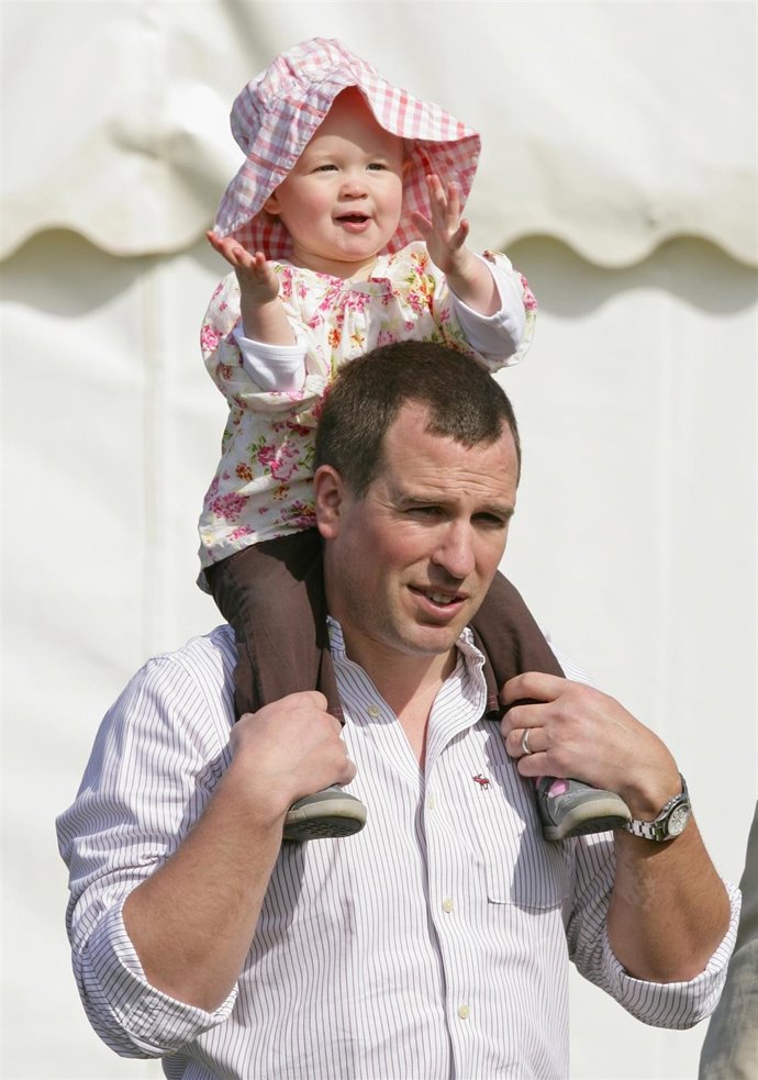 Savannah Phillips A Hombros De Su Padre, Peter 