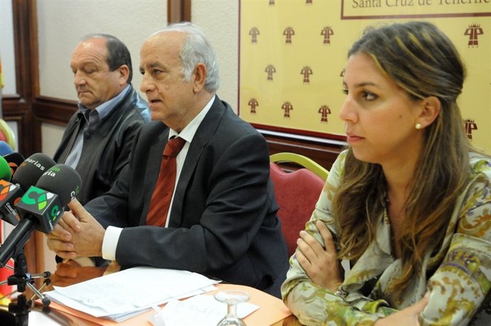 José Luis Langa (En El Centro) En La Rueda De Prensa