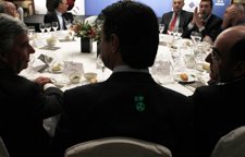 Activistas De Greenpeace Proyectan 'I Love Nuclear' En La Espalda De Soria