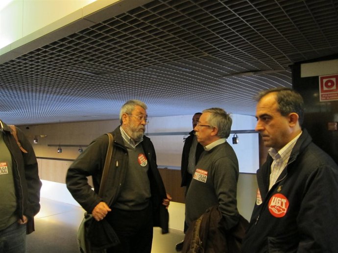 Méndez Y Toxo Conversan Antes De Una Asamblea En Santiago, A La Derecha, Gómez
