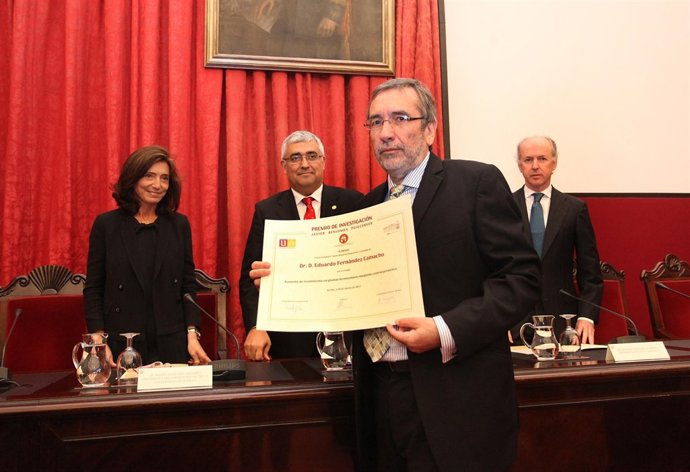 Eduardo Fernández Camacho (US), Recibe El Premio Javier Benjumea
