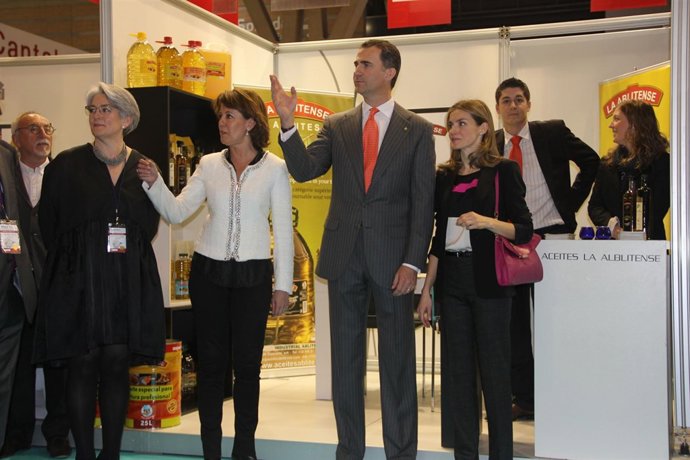 Los Príncipes De Asturias Y Yolanda Barcina, En La Feria Alimentaria.