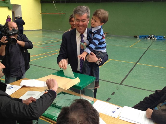 Fernández De Moya Votando