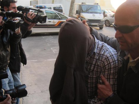 Uno De Los Agentes De La Policía A Su Llegada A Los Juzgados De Palma