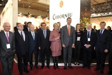 Los Príncipes Durante Su Vista Al Expositor De Codorníu En Alimentaria 2012