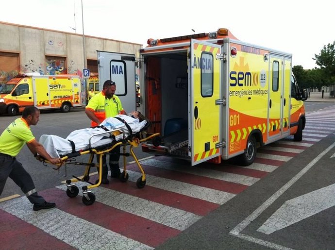 Sanitarios Del SEM Evacuando Persona, Emergencias, Catalunya